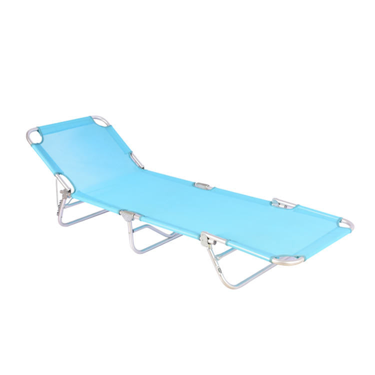 Металлическая пляжная кровать на открытом воздухе