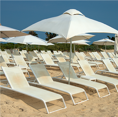 Двойное улучшение экологичности и комфорта: новые пляжные стулья из переработанных материалов становятся новым трендом на прибрежных курортах