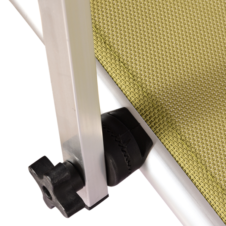 Пляжная кровать на открытом воздухе с зонтиком