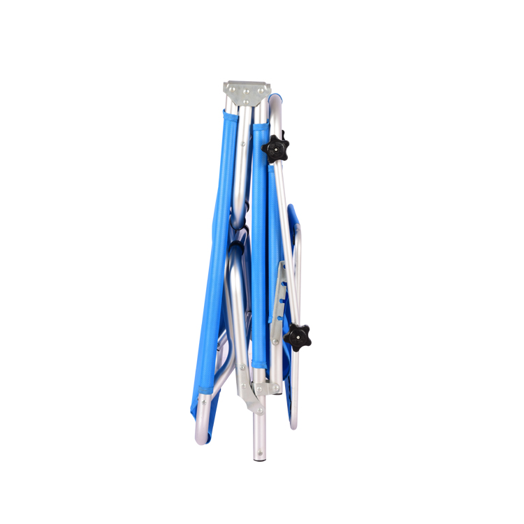 Пляжная кровать на открытом воздухе с зонтиком