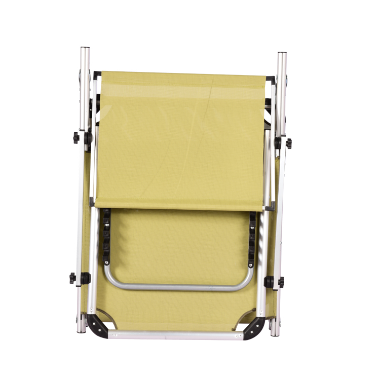 Пляжная кровать на открытом воздухе с зонтиком